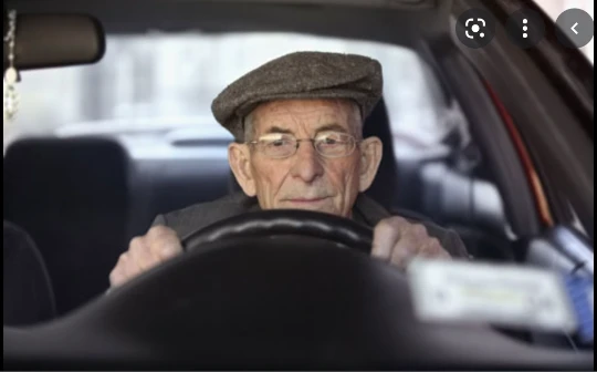 У якому віці слід обмежити літнього батька від керування автомобілем