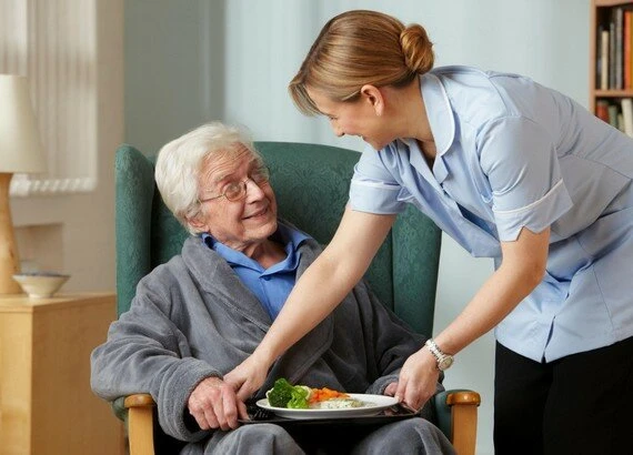 Что не входит в обязанности сиделки: должностная инструкция и правовые рамки 2026