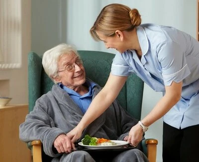 Что не входит в обязанности сиделки: должностная инструкция и правовые рамки 2026