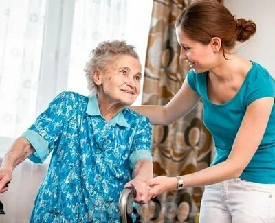 Агентство vs частная сиделка: как не ошибиться в 2026 году