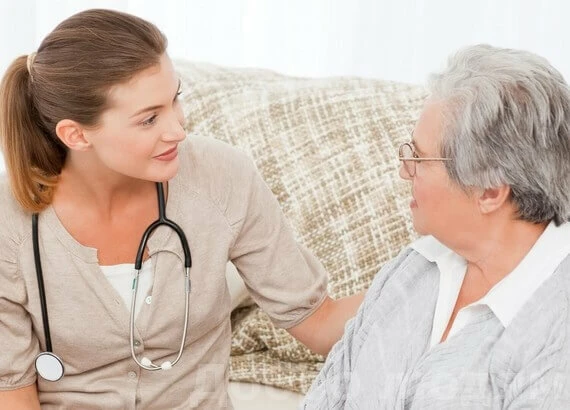 Сиделка при деменции: язык и доверие как главные инструменты