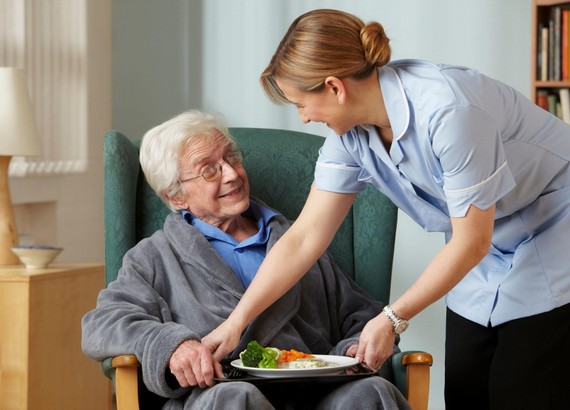 Сиделка для больного с деменцией